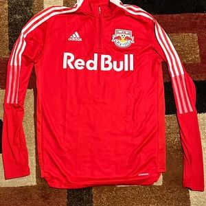 New & like new men’s jackets, t shirts, windbreakers.